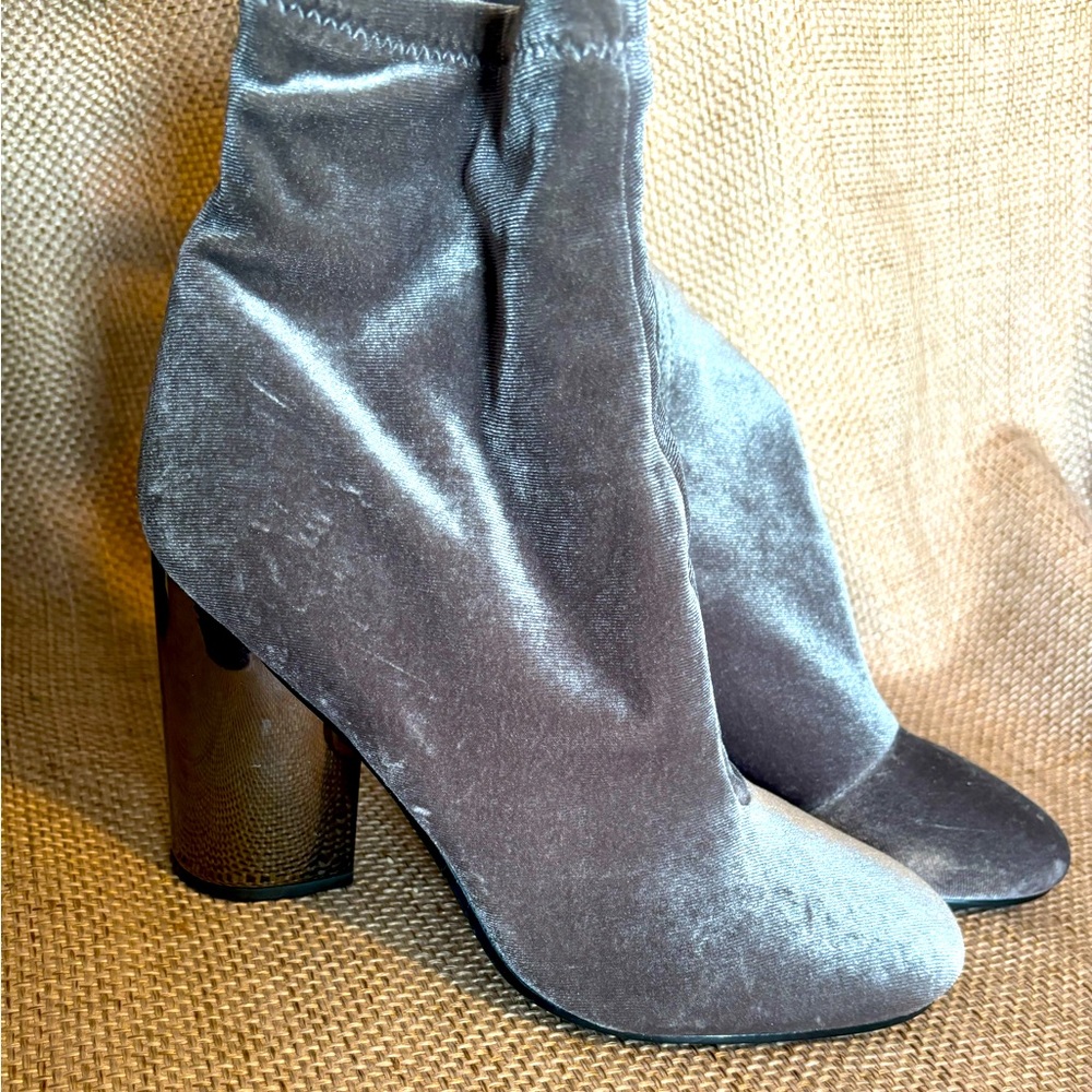ALDO size 8, NWT, mirrored heel, silver velvet type materiall